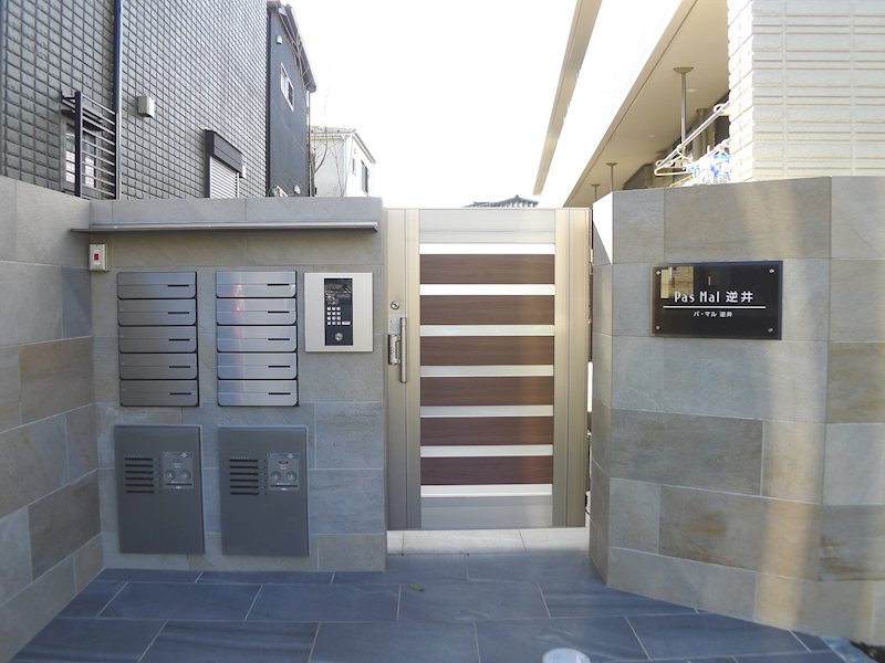 パ・マル逆井 玄関