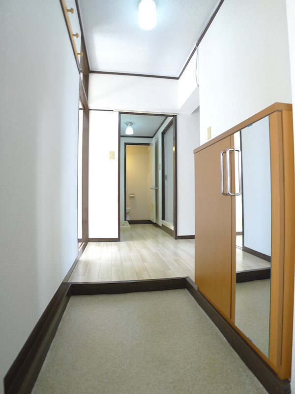 サバーバン1号棟 玄関