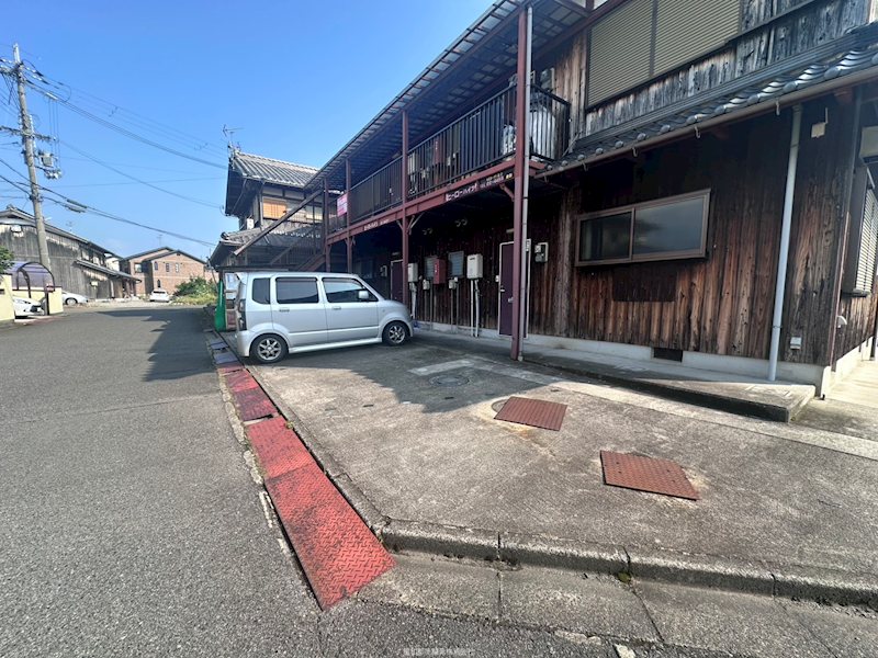ヒーローハイツ 駐車場