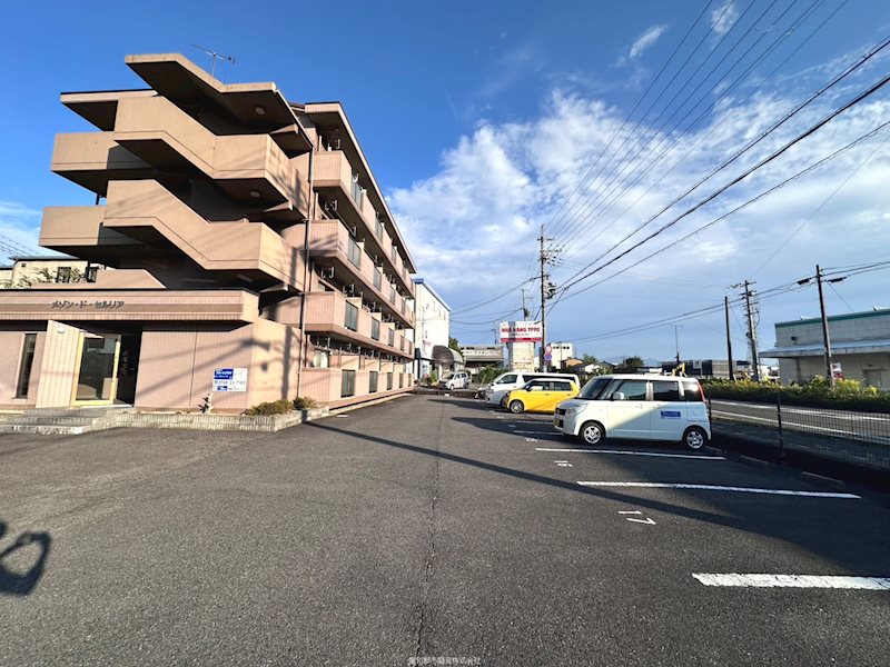 メゾンドセルリア 駐車場