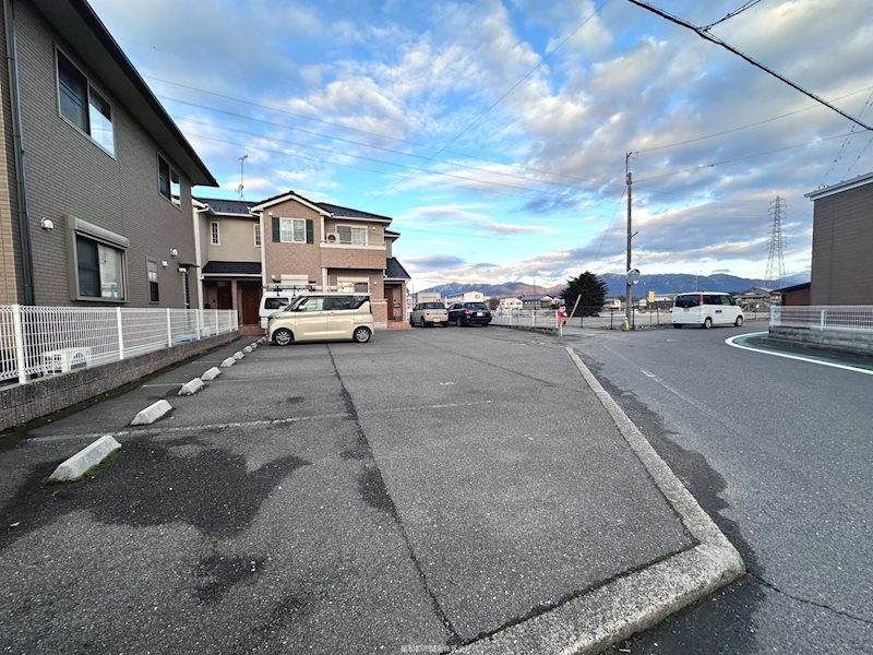 エクセル中小路 駐車場
