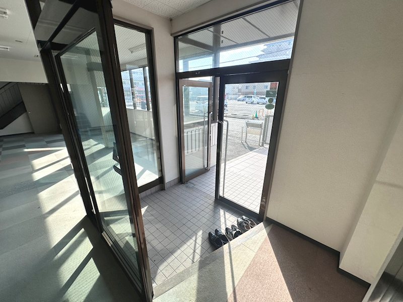 近江八幡市鷹飼町テナント 玄関