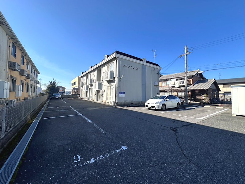 メゾンフレンズ 駐車場