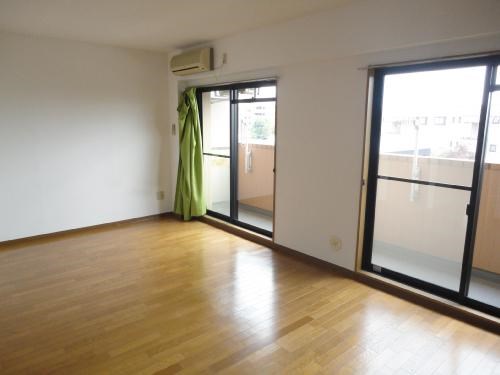 ロイヤルズマンション戸祭 リビング