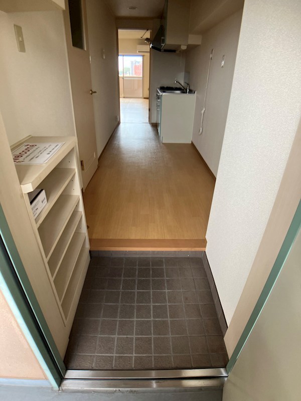 LOTUS MARSH元今泉 玄関