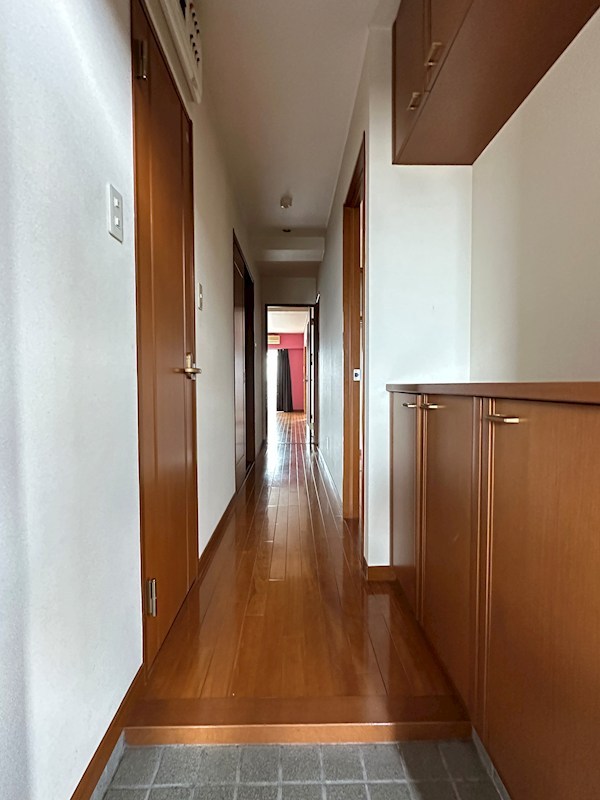 ケルムスコットコート 玄関