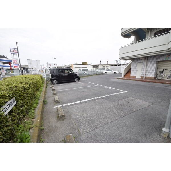 コーポブルースカイ 駐車場