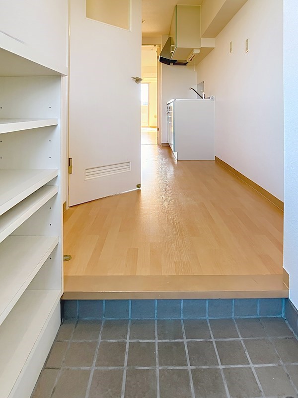 LOTUS MARSH元今泉 玄関