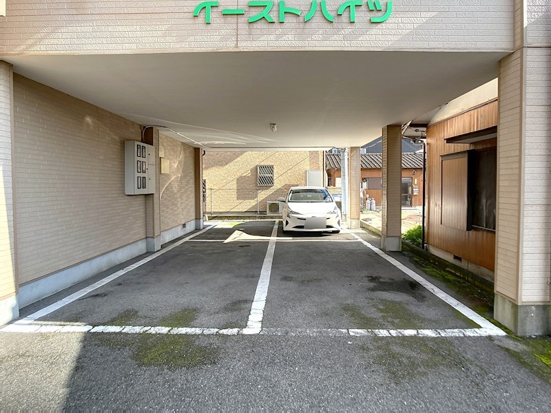 イーストハイツ 駐車場