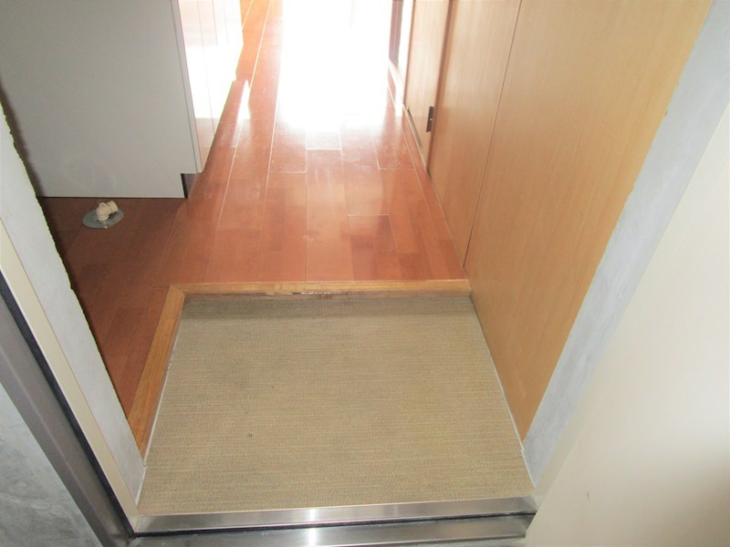 コスモス翔東今泉 玄関