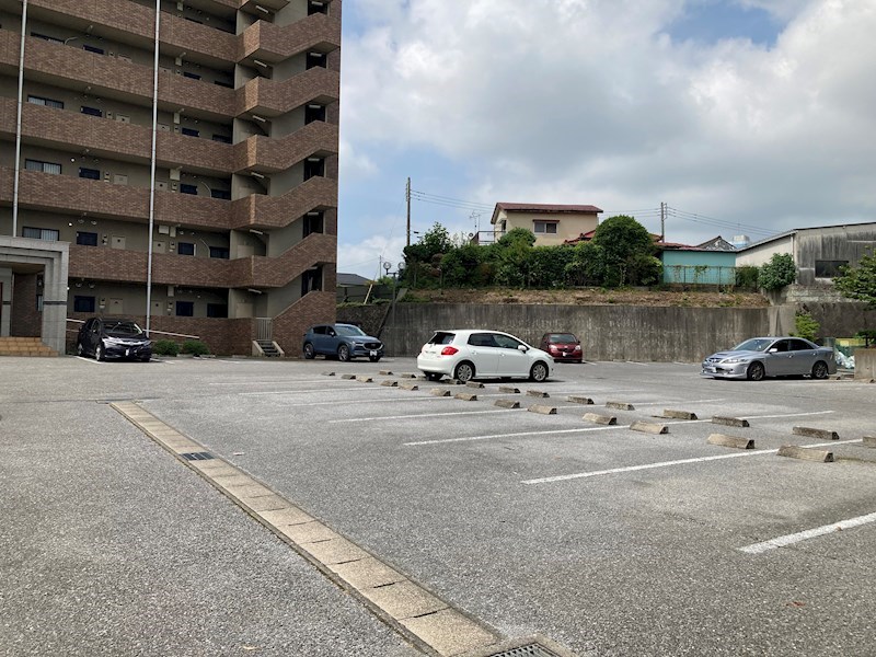 アルヴィラージュ 駐車場