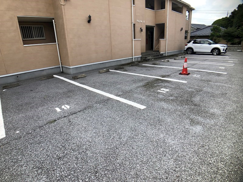 ペティーナB棟 駐車場
