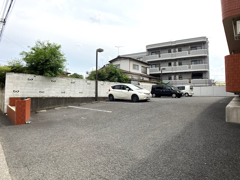 秀栄ヒルズ 駐車場