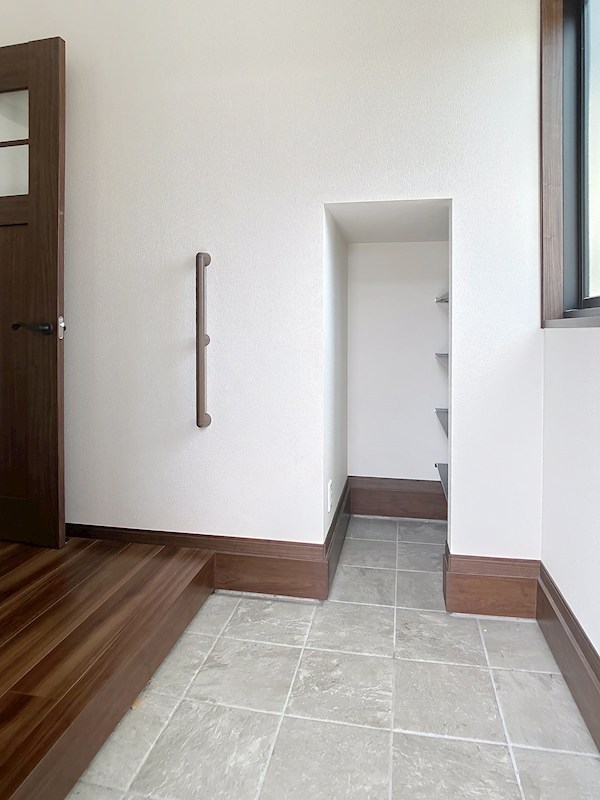 ルクラ・リリーバーベナ 玄関