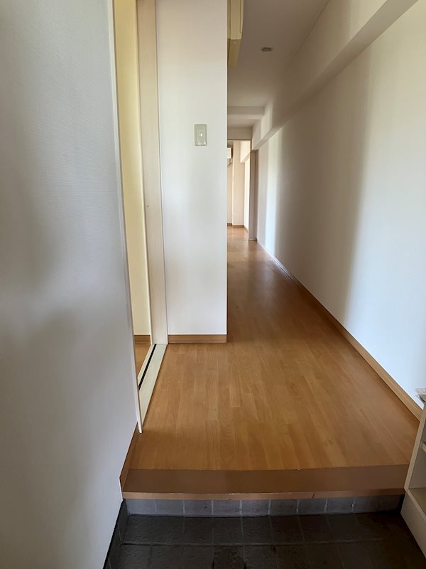 LOTUS MARSH元今泉 玄関