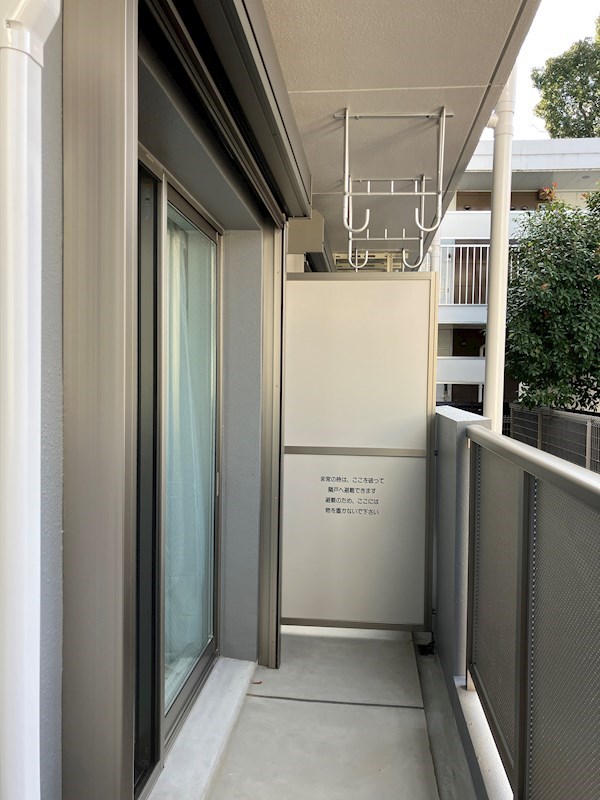 Luana an ベランダ