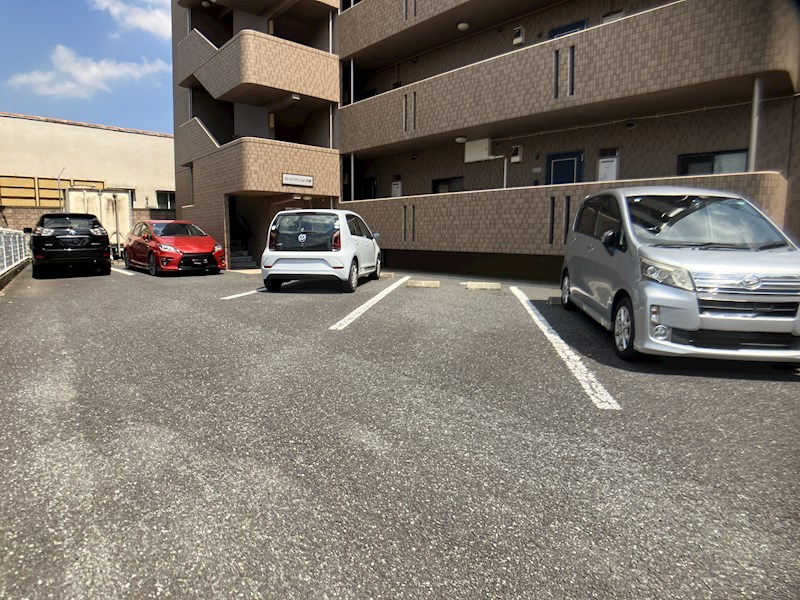 ブレインマンション戸祭 駐車場