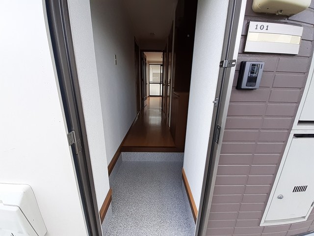 レジデンスイセヤマＡ 玄関