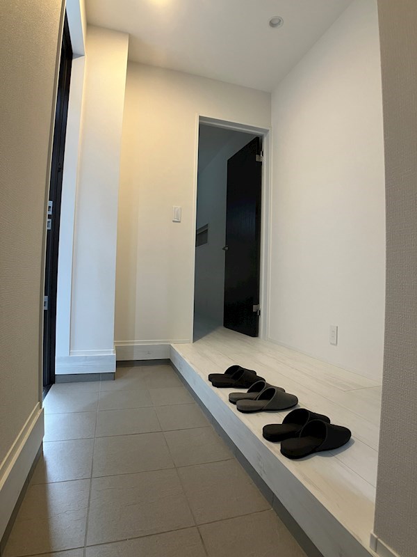 今泉ガレージ付き戸建 玄関