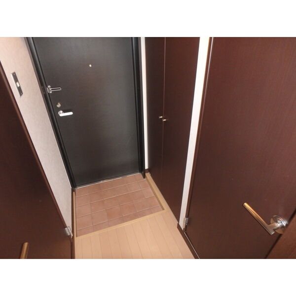 モア　クレドール 玄関