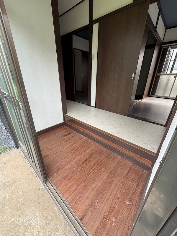 閏戸貸家２ 玄関