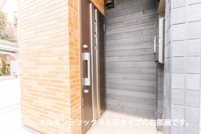 平松本町アパート 玄関