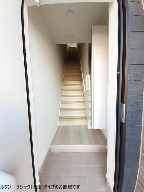 平松本町アパート 玄関