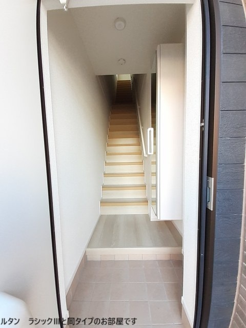 平松本町アパート 玄関