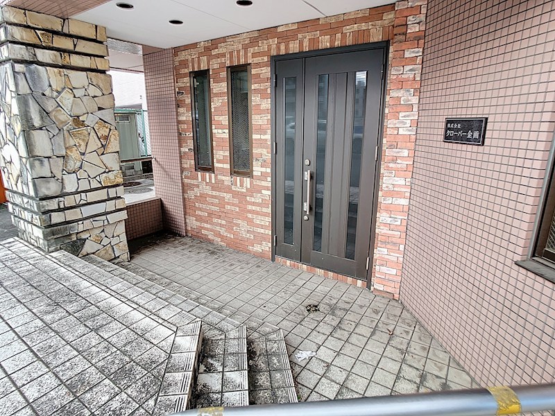 クローバー第1ビル 玄関
