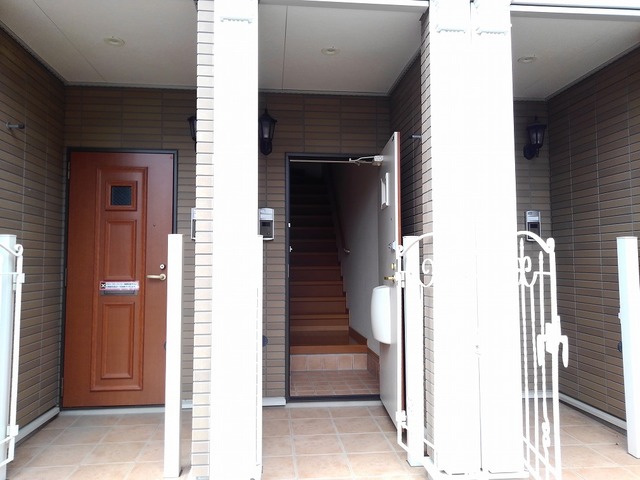 ラフレシールＢ 玄関