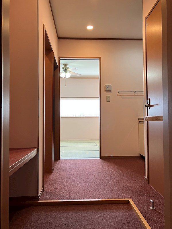 ウィスタリアA 玄関