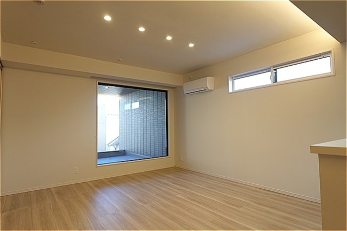 Re TORISIA南大通り リビング