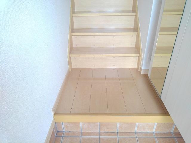 シャン・ド・フルール弐番館 玄関