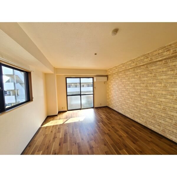 メゾンロイヤルつるた リビング