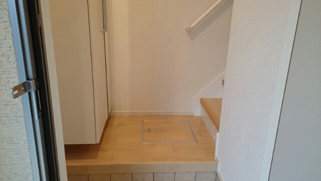 カーサ　ヴィアンコ　ネロ 玄関