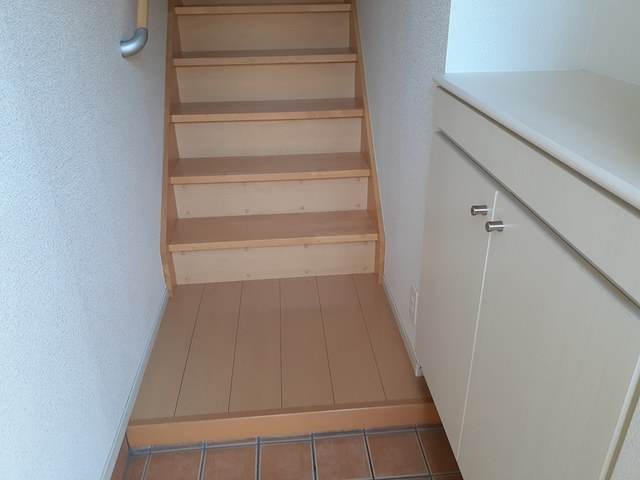 ヴィヴィッド・アヴェニ－ルⅡ 玄関