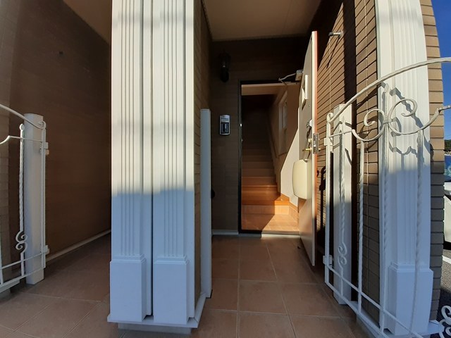 ラフレシールＢ 玄関