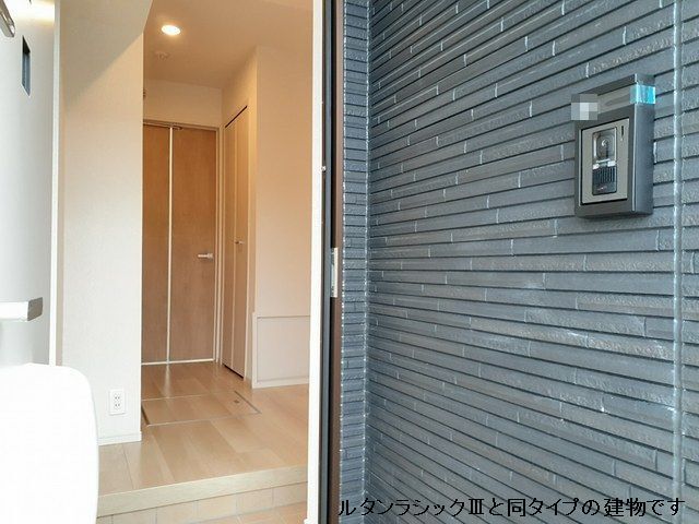 平松本町アパート 玄関