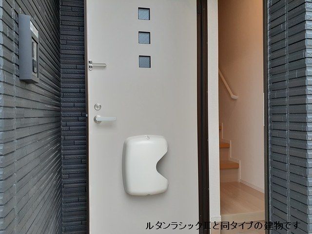 平松本町アパート 玄関