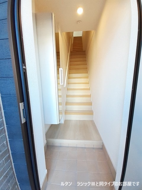 平松本町アパート 玄関