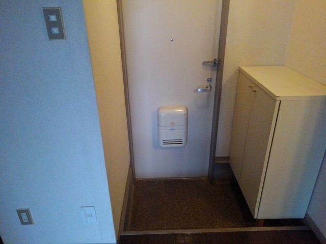 ロマニーカルベＢ 玄関