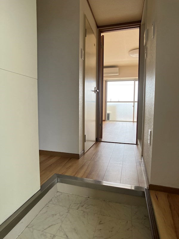 メゾンド岡野 玄関