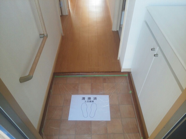 ハイツナナ 玄関