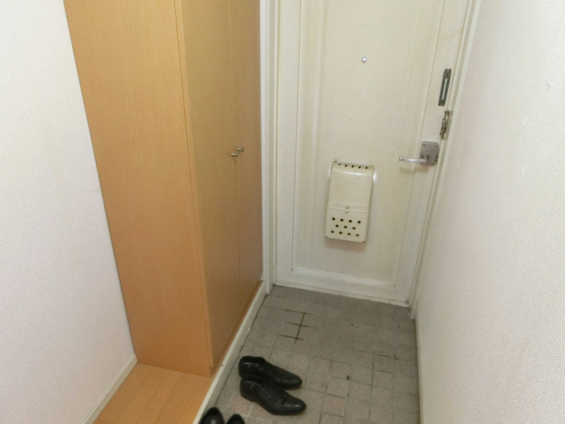 ピットインR一番館 玄関