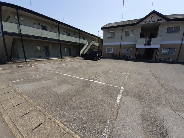 ロイヤルパレス恩田 駐車場