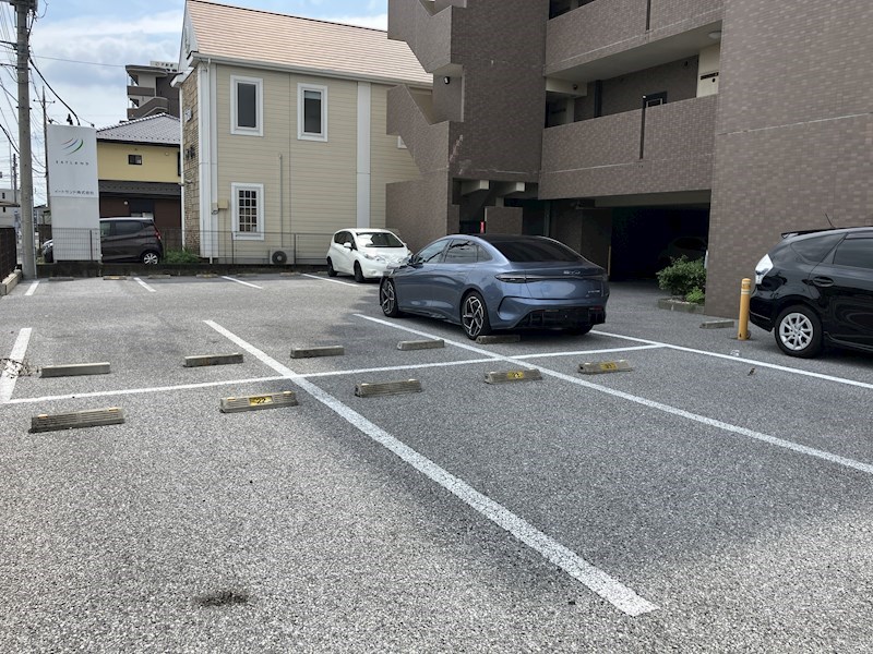 エソール中今泉 駐車場