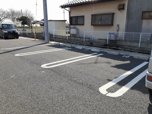 クリスタルＡ 駐車場
