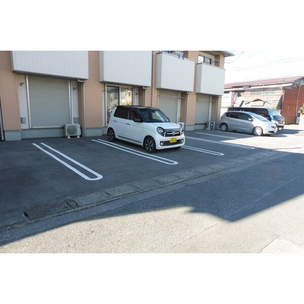 ナシャードアパート 駐車場