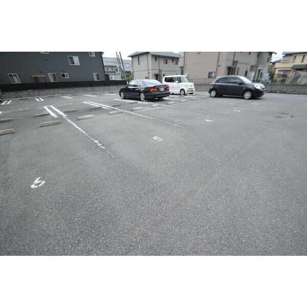 フォルスコート 駐車場