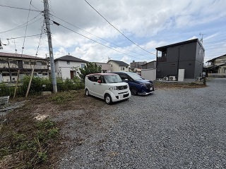 平松本町貸家 駐車場